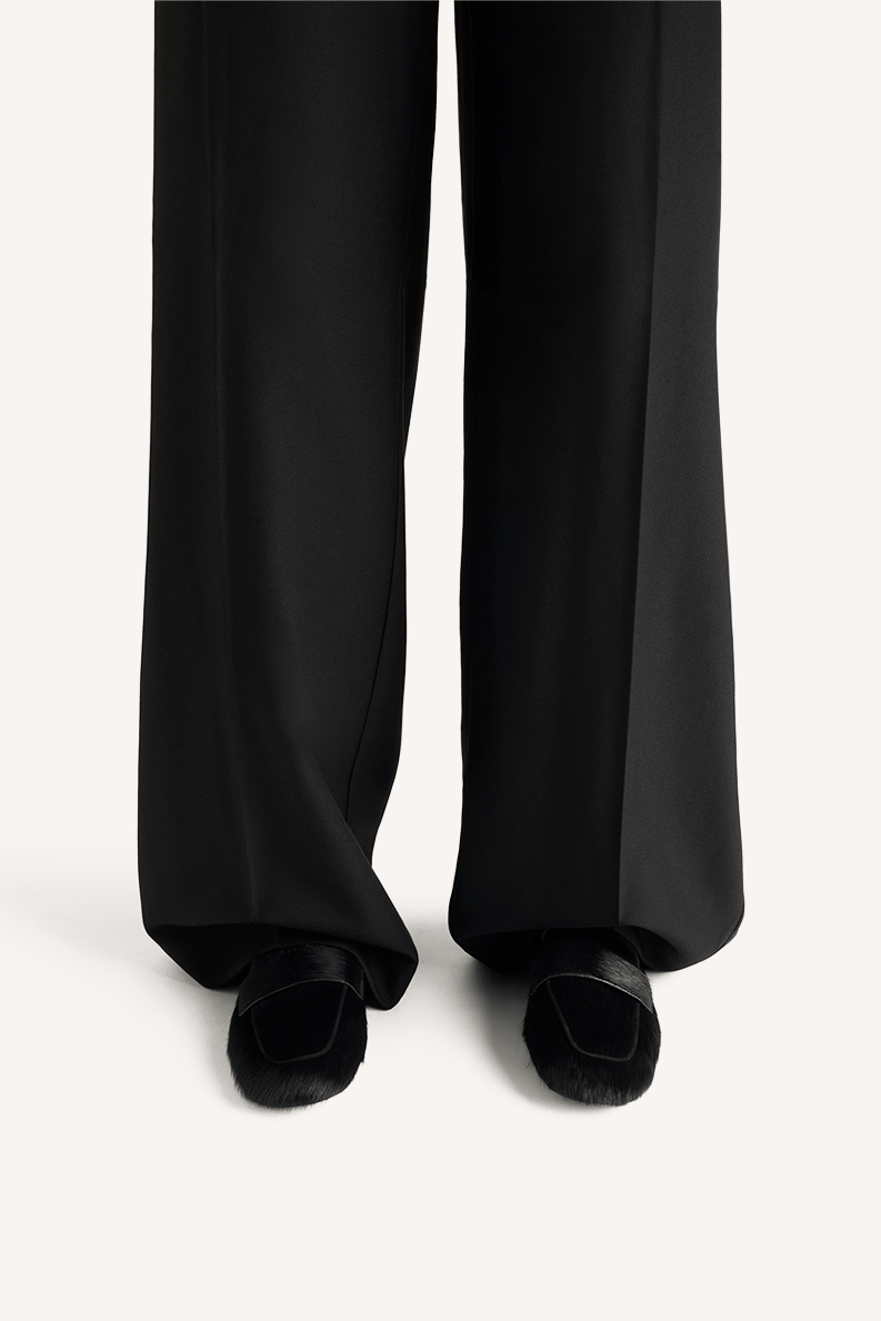 Nomi Flat Black Pony