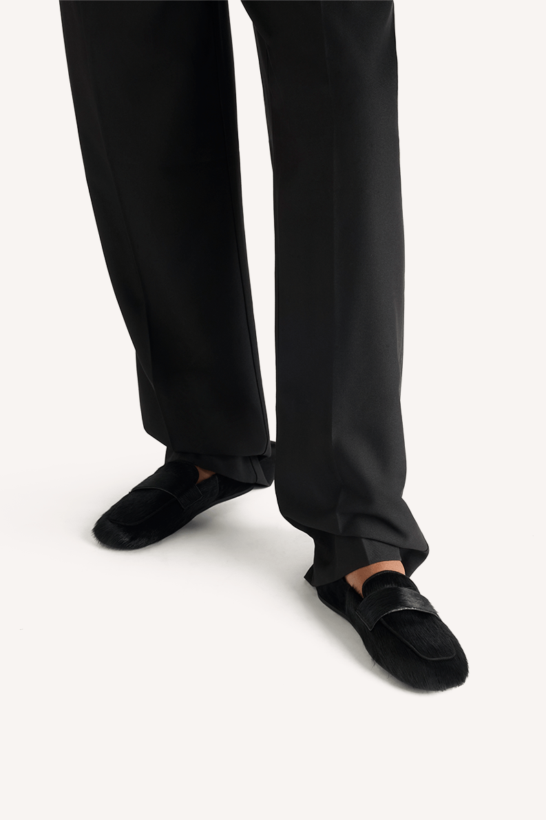 Nomi Flat Black Pony